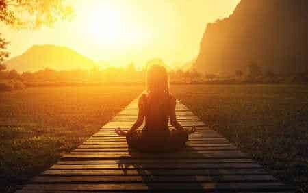 Affirmationen bei Depressionen Frau Yoga Sonnenuntergang