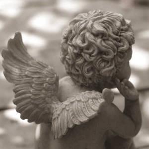 Spirituelles Wachstum engel sitzt