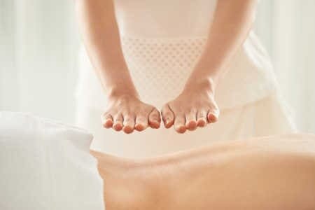 Chakra Therpeutische Behandlung einer Frau